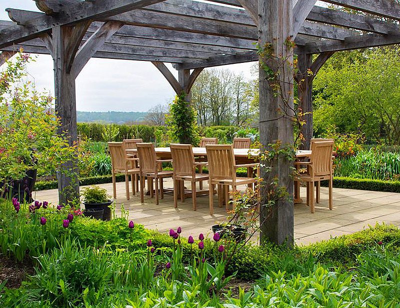 Dining table with Umi Chairs